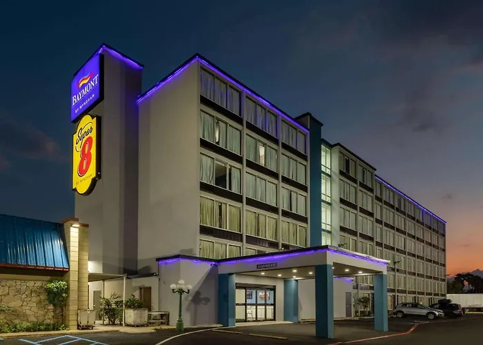 Super 8 By Wyndham Laredo