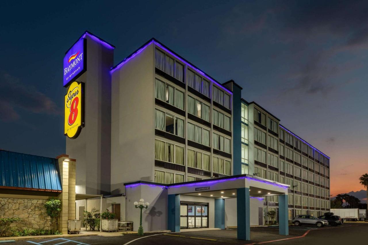 Hotel Super 8 By Wyndham Laredo